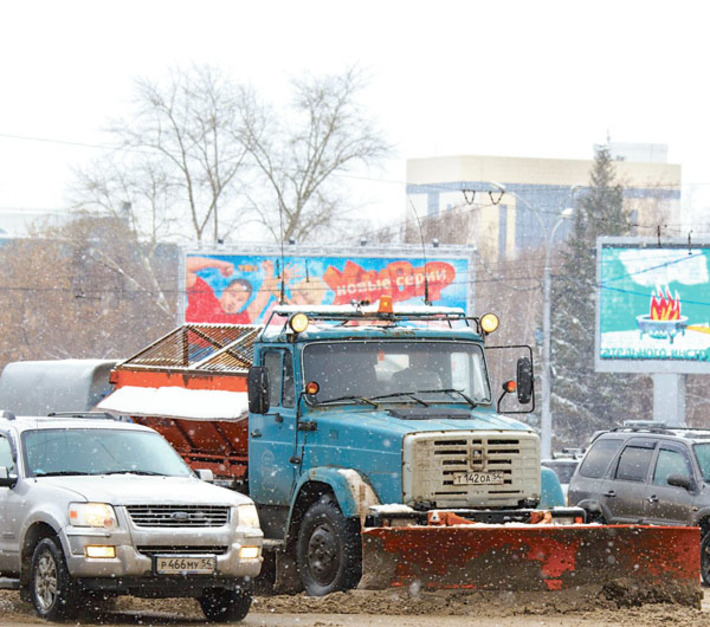 Выпавший снег оказался дорожникам по плечу. Фото Аркадия УВАРОВА