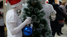 Юные Санта-Клаусы удивляли детвору. Фото Ларисы МИХЕЕВОЙ