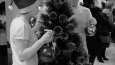 Юные Санта-Клаусы удивляли детвору. Фото Ларисы МИХЕЕВОЙ