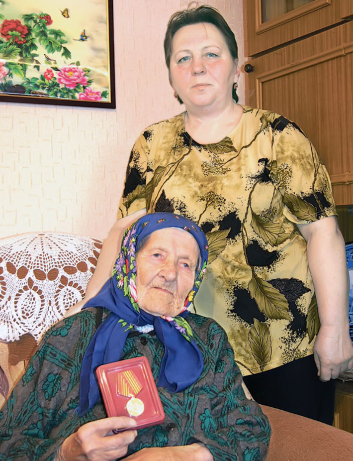 Варвара Акимовна с двумя наградами — медалью и внучкой Ольгой. Фото Николая ЦАРЕВА