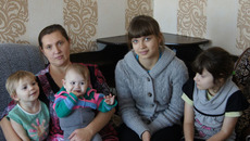 В сборе — часть многодетной семьи: Юля, мама Аня с Ириной, Валя и Таня. Фото Николая ЦАРЕВА