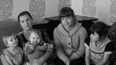 В сборе — часть многодетной семьи: Юля, мама Аня с Ириной, Валя и Таня. Фото Николая ЦАРЕВА
