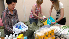 Неоценимую помощь в сборе вещей и медикаментов пострадавшим от наводнения в Краснодарском крае оказали добровольцы-общественники. Фото Михаила ПЕРМИНА