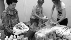 Неоценимую помощь в сборе вещей и медикаментов пострадавшим от наводнения в Краснодарском крае оказали добровольцы-общественники. Фото Михаила ПЕРМИНА