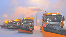 В регионе появилось десять новых дорожных машин на базе Scania с навесным оборудованием, которые будут дозированно разбрасывать на дорогу влажную соль. Фото пресс-службы губернатора и правительства НСО