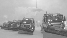 В регионе появилось десять новых дорожных машин на базе Scania с навесным оборудованием, которые будут дозированно разбрасывать на дорогу влажную соль. Фото пресс-службы губернатора и правительства НСО