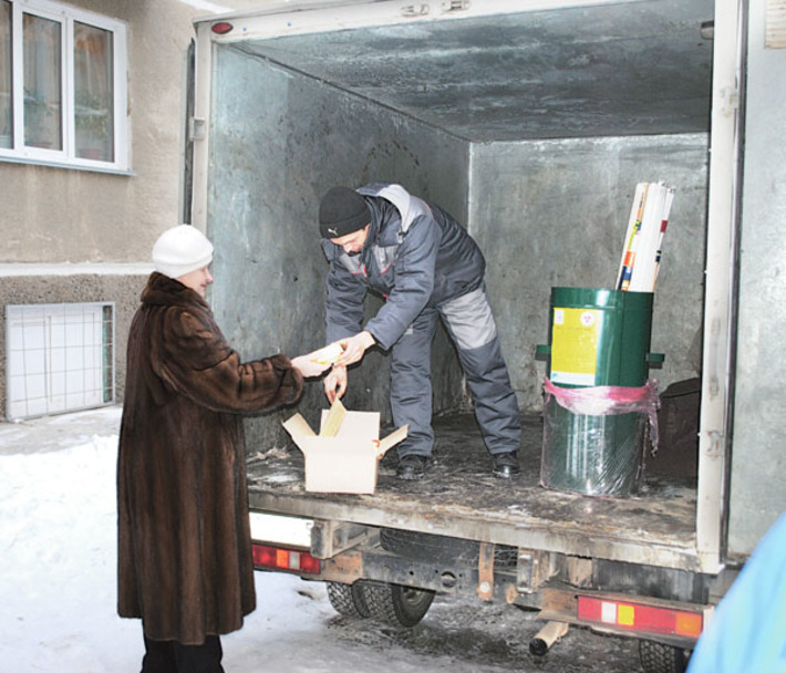 Прием опасных отходов в «Экомобиле». Фото департамента природных ресурсов и охраны окружающей среды Новосибирской области