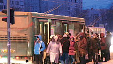 Ждать транспорт на остановке в сибирские холода — занятие не для слабонервных. Фото Михаила ПЕРМИНА