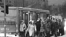 Ждать транспорт на остановке в сибирские холода — занятие не для слабонервных. Фото Михаила ПЕРМИНА
