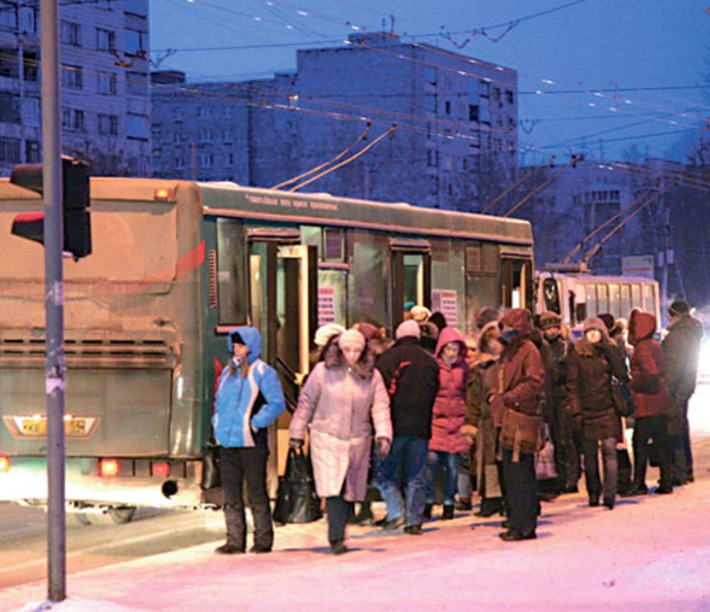 Ждать транспорт на остановке в сибирские холода — занятие не для слабонервных. Фото Михаила ПЕРМИНА