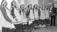 Троицкий хор в сценических костюмах от «Юлии». Фото Валерия ГАНИНА