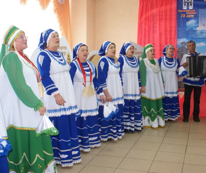 Троицкий хор в сценических костюмах от «Юлии». Фото Валерия ГАНИНА