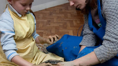 На празднике юного керамиста любой мог попробовать свои силы в гончарном искусстве. Фото  с сайта info.sibnet.ru