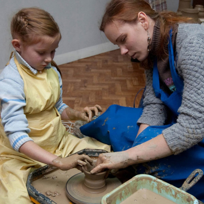 На празднике юного керамиста любой мог попробовать свои силы в гончарном искусстве. Фото  с сайта info.sibnet.ru
