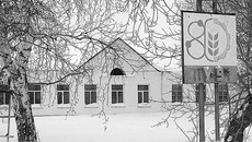 Занесло все пути-дороги к входу  в здание. А на окнах (с лицевой стороны все они новенькие, пластиковые) нет ни единой шторы