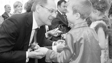 Новоселы детского сада подарили званым гостям праздничные сувениры. Фото Михаила ПЕРМИНА