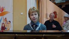 Первые ноты на немецком рояле берет ученик Степан Бадажков. Фото из архива детской школы искусств Куйбышевского района