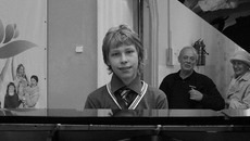 Первые ноты на немецком рояле берет ученик Степан Бадажков. Фото из архива детской школы искусств Куйбышевского района