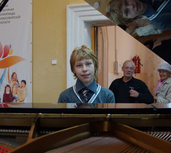 Первые ноты на немецком рояле берет ученик Степан Бадажков. Фото из архива детской школы искусств Куйбышевского района