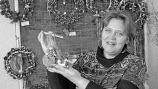 Галина Волченко с оберегом «Мир вашему дому» на фоне рождественских венков. Фото Николая ЦАРЕВА