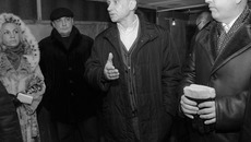 Депутат Андрей Панфёров готов оказать содействие в решении проблем жителей микрорайона Лётный. Фото Виталия МИХАЙЛОВА