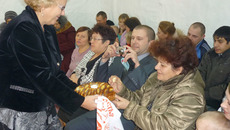 Хлеб-соль в новом клубе от начальнирка управления культуры Галины Пономарёвой жителям села Новоалексеевка