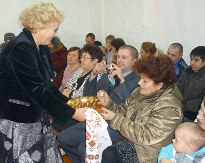 Хлеб-соль в новом клубе от начальнирка управления культуры Галины Пономарёвой жителям села Новоалексеевка