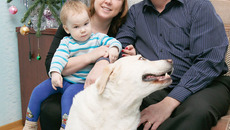 Владимир Елфимов с дочерью и внуком. Фото Аркадия УВАРОВА