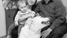 Владимир Елфимов с дочерью и внуком. Фото Аркадия УВАРОВА