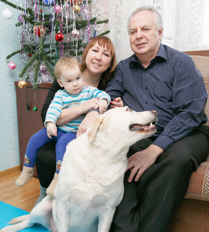 Владимир Елфимов с дочерью и внуком. Фото Аркадия УВАРОВА