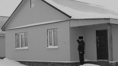 Виктор Рей показывает строящиеся в селе Очкино дома для молодых семей. Фото Николая ЦАРЕВА