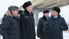 2013-й — ключевой год для строительства моста. Фото Михаила ПЕРМИНА