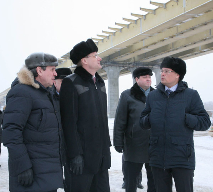 2013-й — ключевой год для строительства моста. Фото Михаила ПЕРМИНА