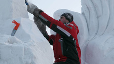 Резак, лопата и ножовка — подручные средства мастеров . Фото Аркадия УВАРОВА