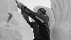 Резак, лопата и ножовка — подручные средства мастеров . Фото Аркадия УВАРОВА