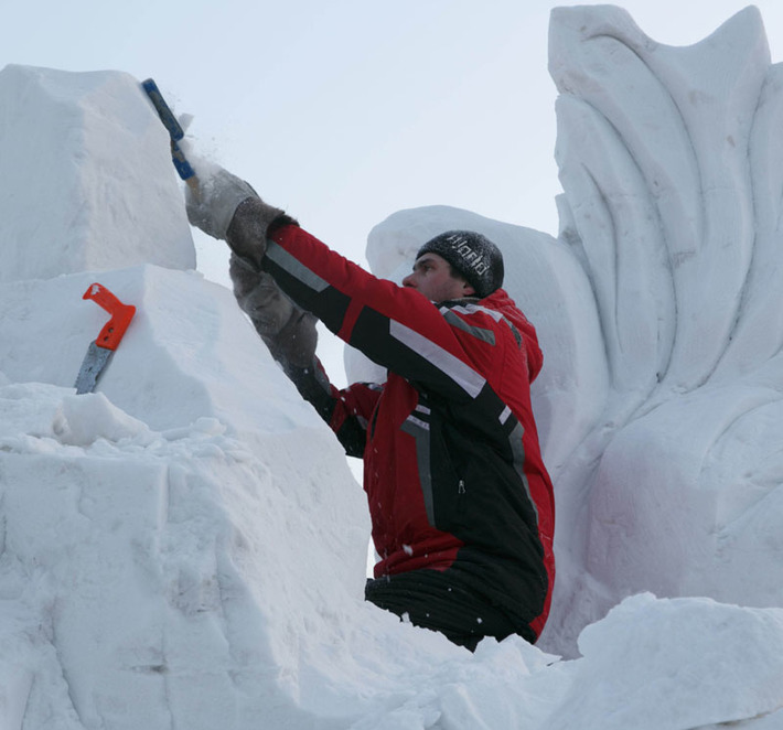 Резак, лопата и ножовка — подручные средства мастеров . Фото Аркадия УВАРОВА