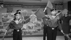 Воспитанники клуба демонстрируют флажный семафор. Фото Михаила ПЕРМИНА