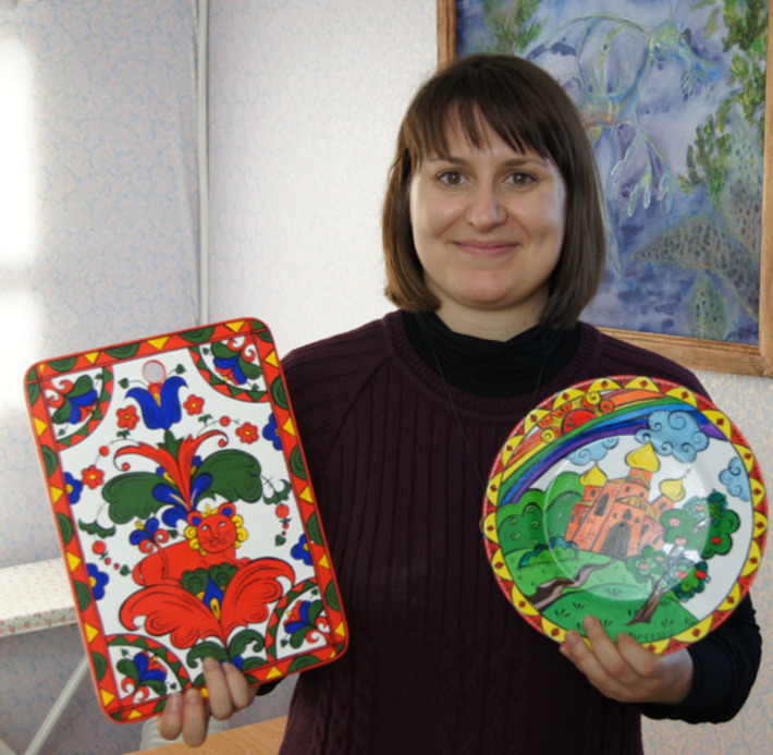От лубочной росписи Евгении Сакович глаз не оторвать. Фото Николая ЦАРЕВА