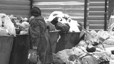 По словам жителей, придомовая территория, контейнерная площадка месяцами не убираются, мусор не вывозится. Фото Михаила ПЕРМИНА