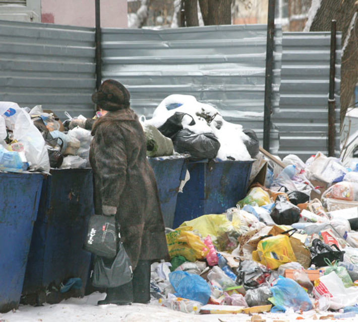 По словам жителей, придомовая территория, контейнерная площадка месяцами не убираются, мусор не вывозится. Фото Михаила ПЕРМИНА