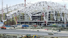 Олимпийский стадион «Фишт», названный в честь популярной среди туристов одноименной горной вершины на Кавказе, сегодня активно строится. В контексте зимних Игр — 2014 его решено использовать лишь для церемоний открытия и закрытия. После он будет действовать как концертно-развлекательный и тренировочный комплекс, в том числе принимать матчи национальной сборной по футболу. Фото Натальи МАНТОРОВОЙ