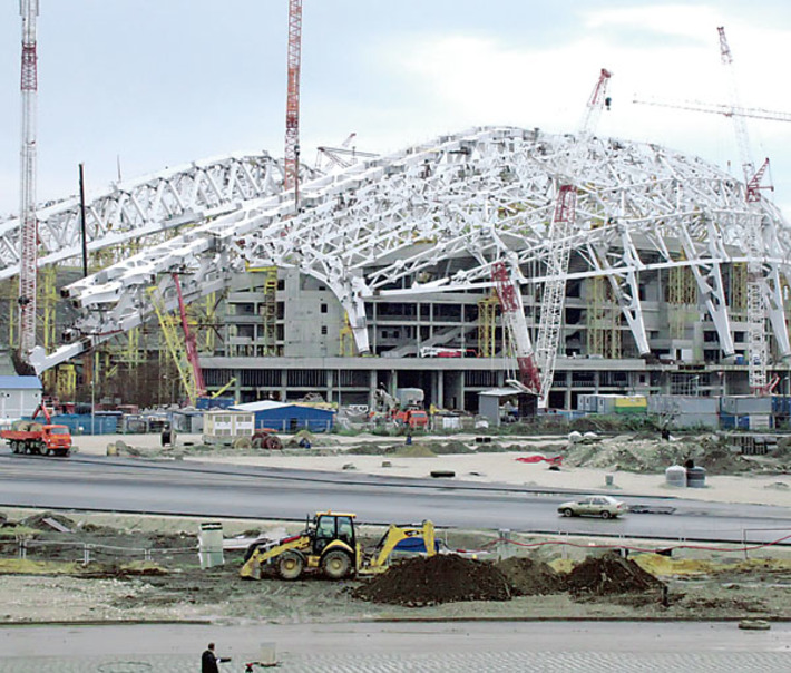 Олимпийский стадион «Фишт», названный в честь популярной среди туристов одноименной горной вершины на Кавказе, сегодня активно строится. В контексте зимних Игр — 2014 его решено использовать лишь для церемоний открытия и закрытия. После он будет действовать как концертно-развлекательный и тренировочный комплекс, в том числе принимать матчи национальной сборной по футболу. Фото Натальи МАНТОРОВОЙ