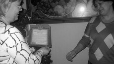Ольга Стусь (слева) во время вручения благодарственных писем НЦСМ руководителям гостиниц, достигших в работе оптимального соотношения качества услуги и цены. Справа — Елена Апарцева, заместитель директора гостиницы «Барракуда». Фото Натальи ГОРБУНОВОЙ