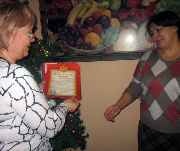 Ольга Стусь (слева) во время вручения благодарственных писем НЦСМ руководителям гостиниц, достигших в работе оптимального соотношения качества услуги и цены. Справа — Елена Апарцева, заместитель директора  гостиницы «Барракуда». Фото Натальи ГОРБУНОВОЙ