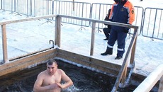 Идеальная полынья для купания в купели на Крещение — это cпециально подготовленная прорубь (см. список). Как правило, в таких местах всегда присутствуют представители МЧС, полиции и дежурят экипажи скорой помощи. Фото Сергея КРАВЦОВА