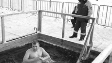 Идеальная полынья для купания в купели на Крещение — это cпециально подготовленная прорубь (см. список). Как правило, в таких местах всегда присутствуют представители МЧС, полиции и дежурят экипажи скорой помощи. Фото Сергея КРАВЦОВА