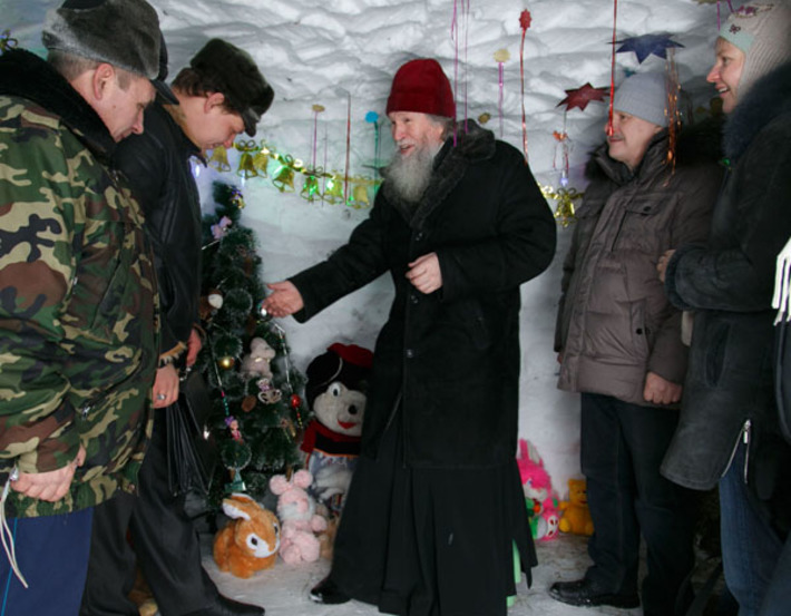 Вертеп был украшен благодаря энтузиазму прихожан. Фото Аркадия УВАРОВА