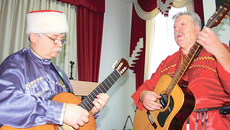 Дуэт «Познание» выступает в разных уголках области уже семь лет. Его руководитель Валерий Слизов (справа) уверен: гитара помогает сблизиться с молодежью. Фото предоставлено Домом офицеров Новосибирского гарнизона