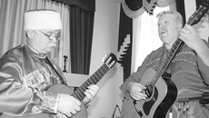 Дуэт «Познание» выступает в разных уголках области уже семь лет. Его руководитель Валерий Слизов (справа) уверен: гитара помогает сблизиться с молодежью. Фото предоставлено Домом офицеров Новосибирского гарнизона