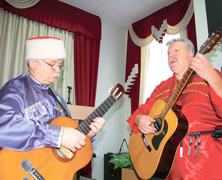 Дуэт «Познание» выступает в разных уголках области уже семь лет. Его руководитель Валерий Слизов (справа) уверен: гитара помогает сблизиться с молодежью. Фото предоставлено Домом офицеров Новосибирского гарнизона